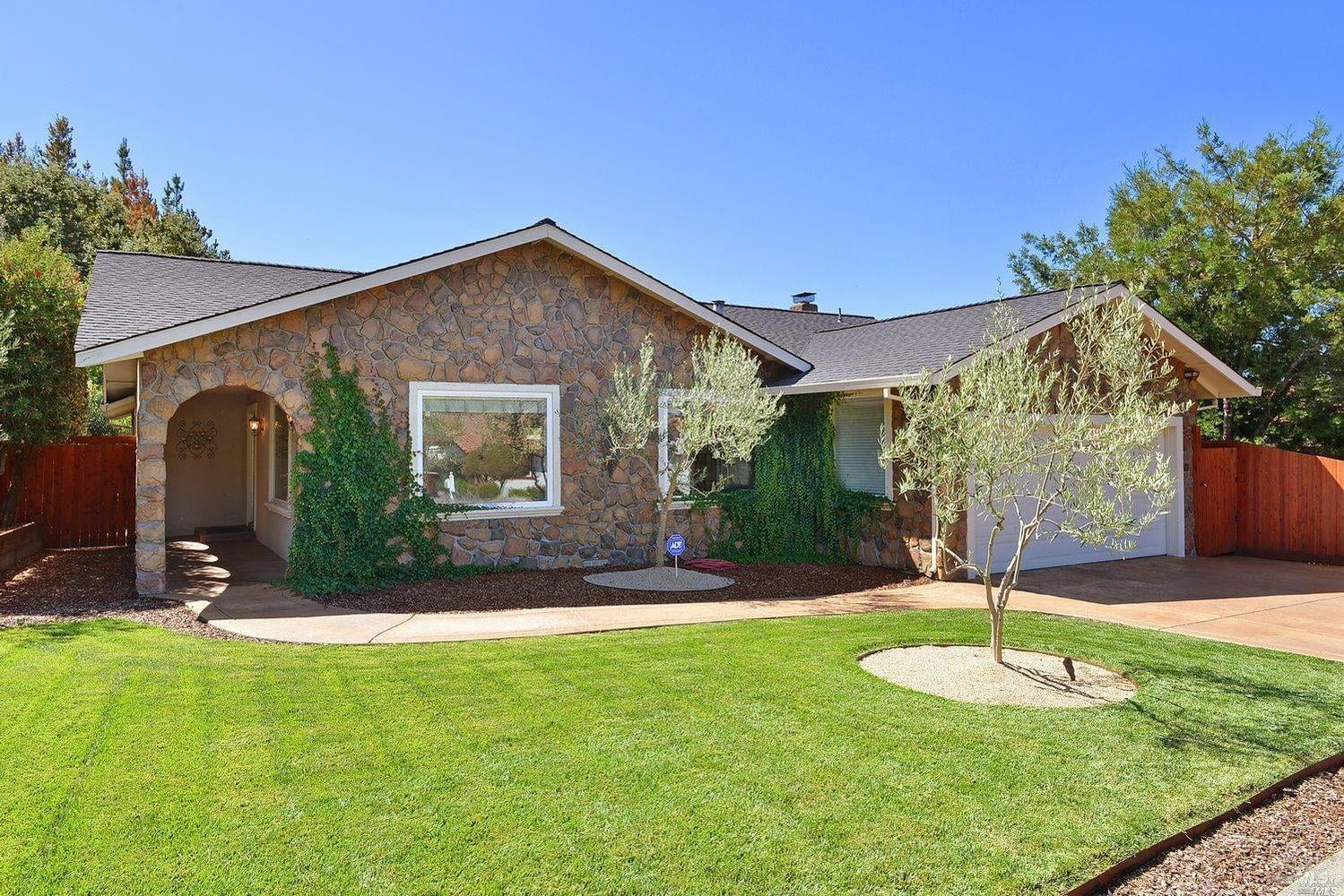 5558 El Encanto Drive, Santa Rosa California — Single Family Residence